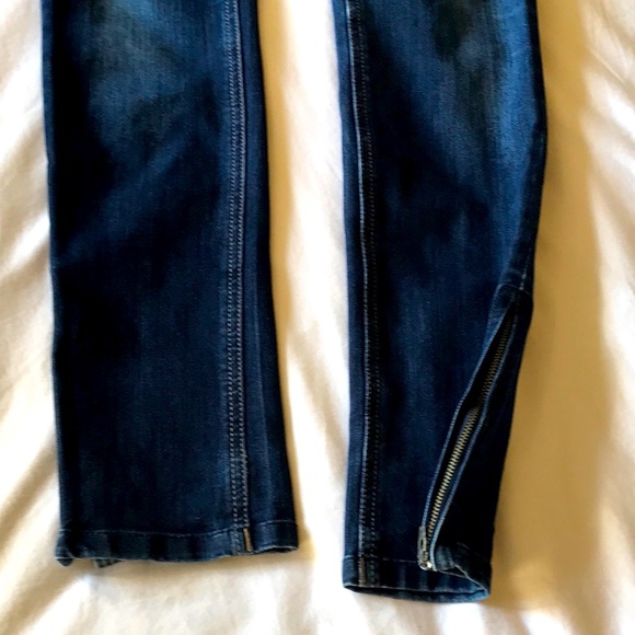 DL 1961 Jean, “Britney Slim Straight” fitted jean, dark wash colour, size 27. - Picture 5 of 14